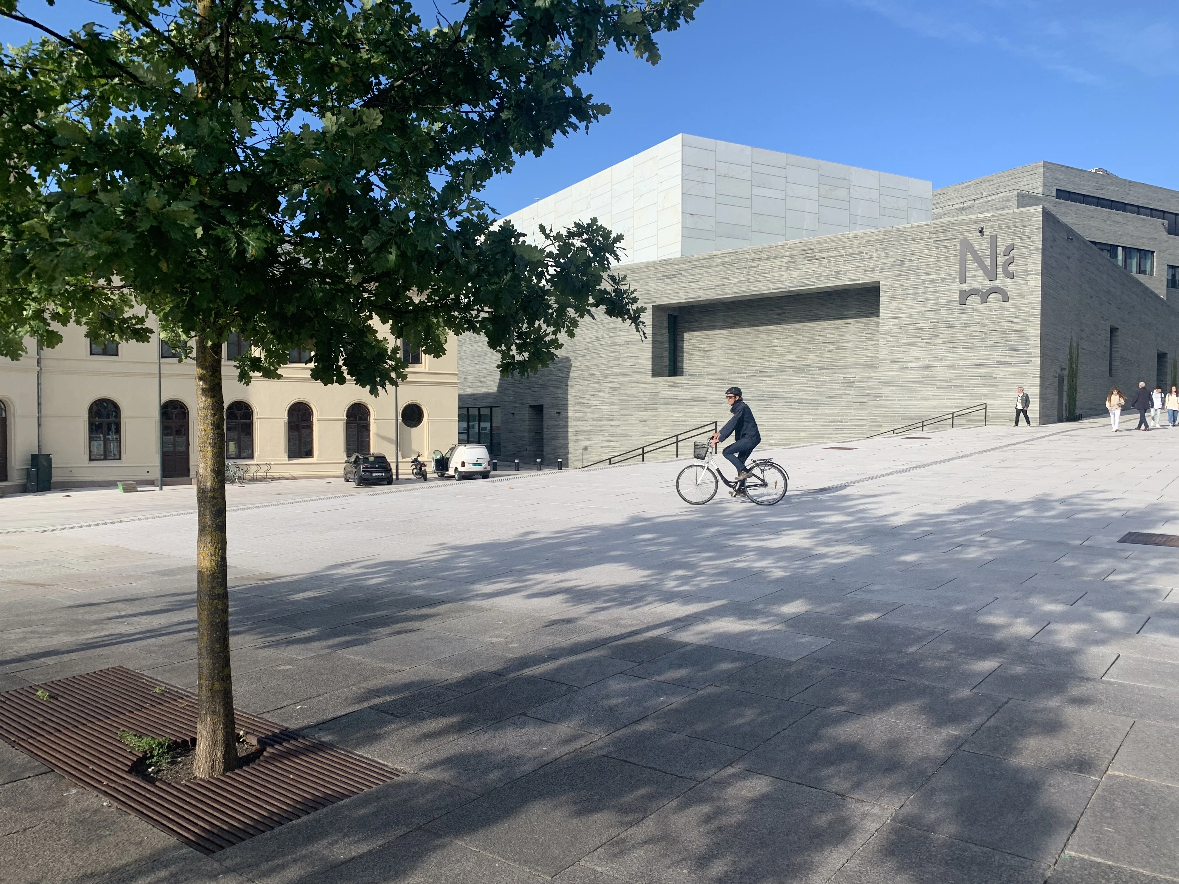Nasjonalmuseet i Oslo med syklist foran bygget